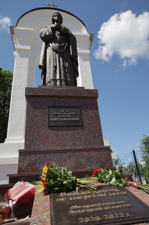 Памятник Святому Пантелеймону 2